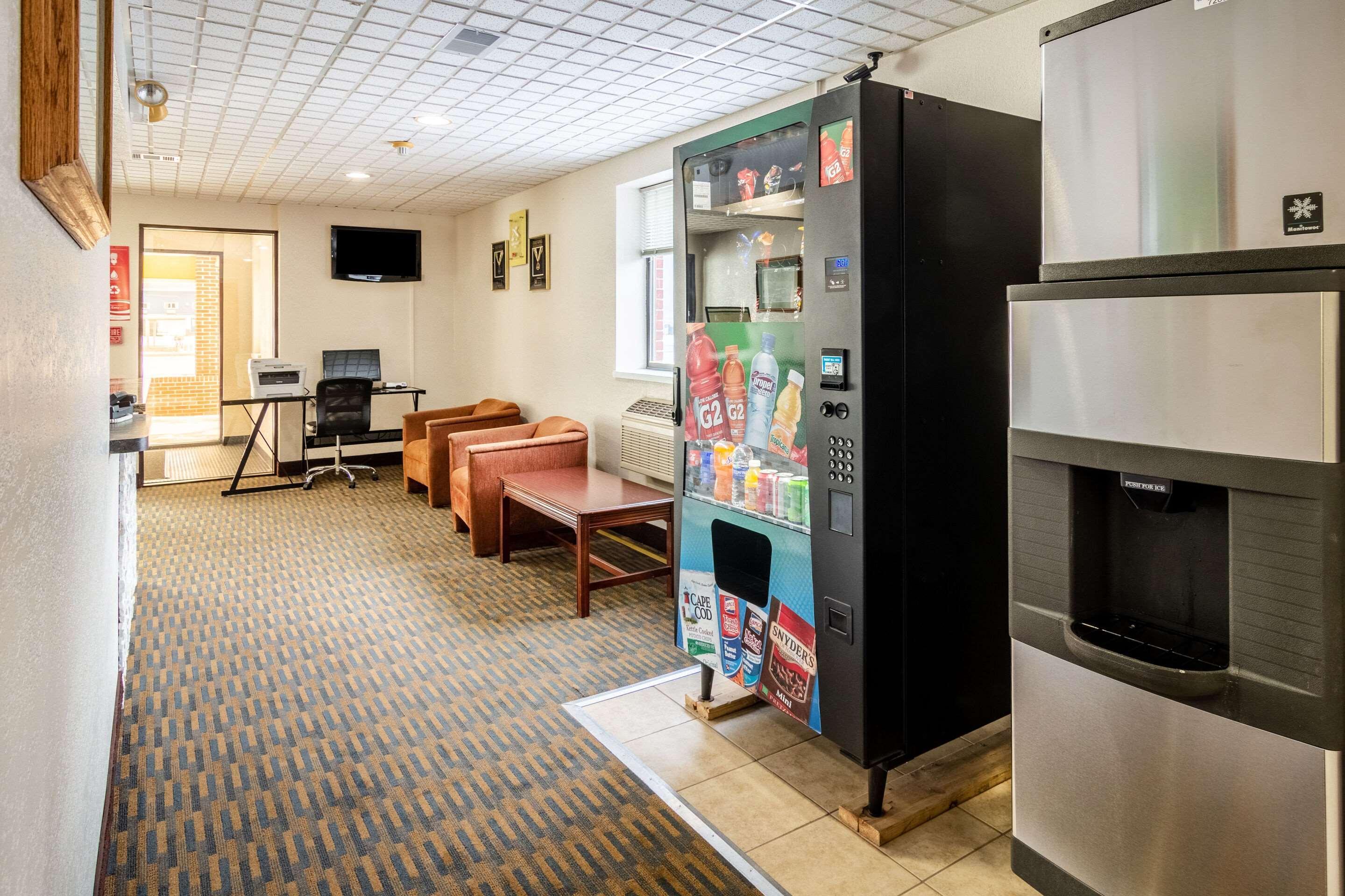 Econo Lodge Cadillac By Choice Luaran gambar